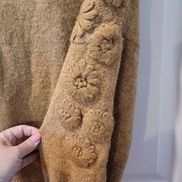 Cozy Tan Sweater with Floral Sleeves Size XL - Picture 3 of 9